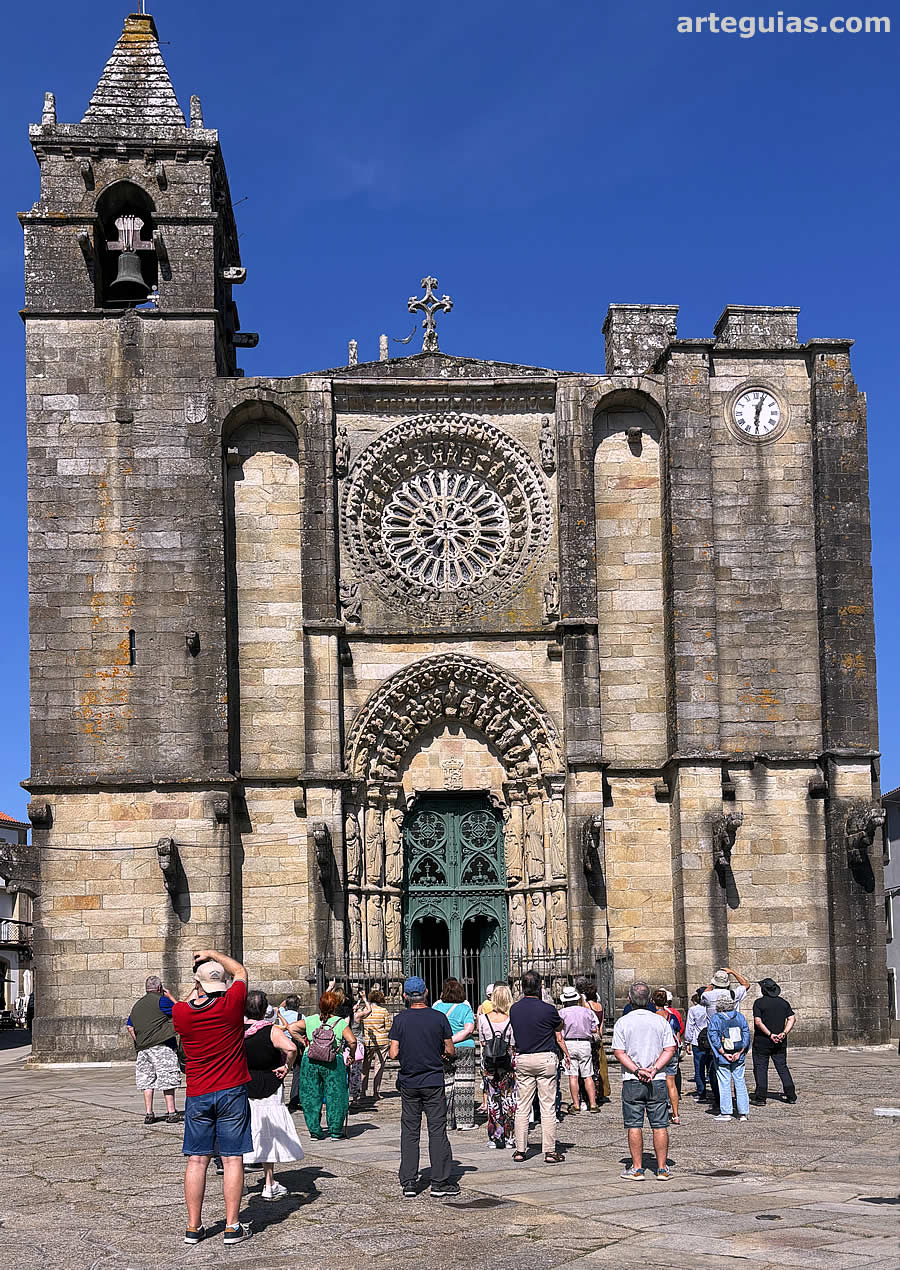Ante la preciosa fachada de San Martín de Noia