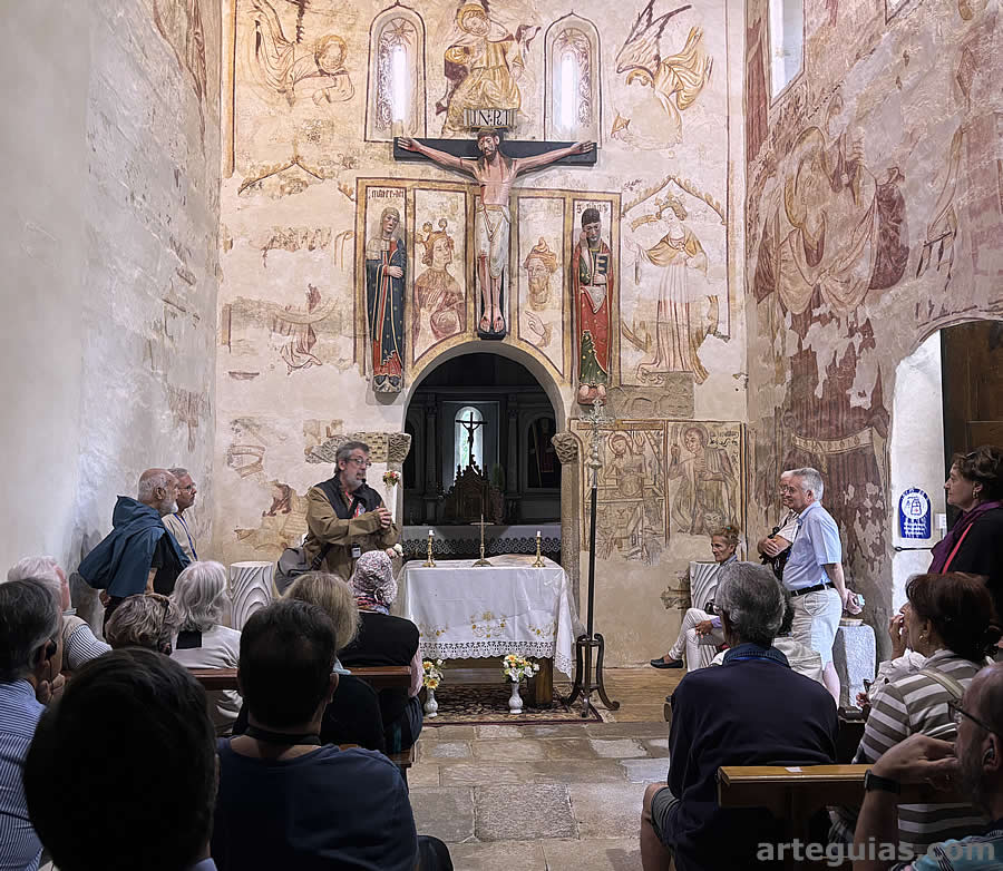 En el interior del templo de San Antolín de Toques