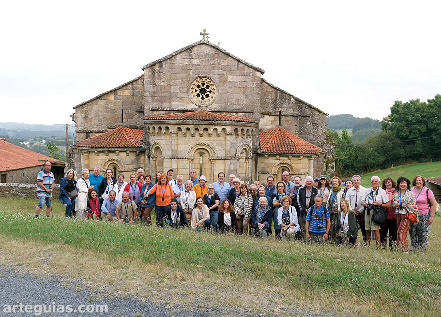 Posando delante de la iglesia de Santa María de Mezonzo