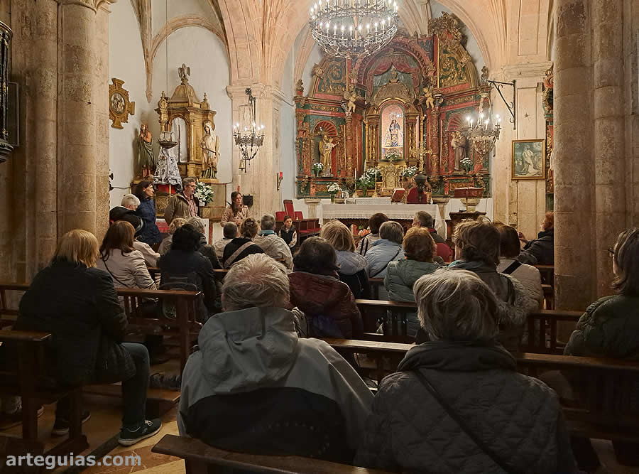 Explicaciones en la iglesia de Lugás