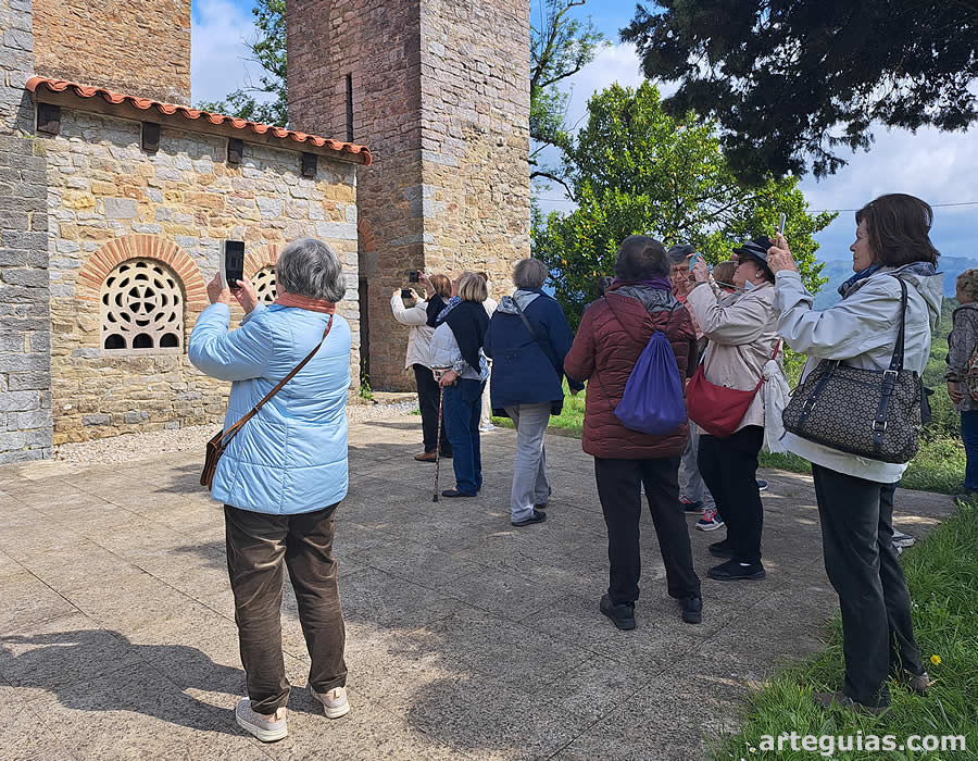 Fotografiando la iglesia prerrománica de Bendones
