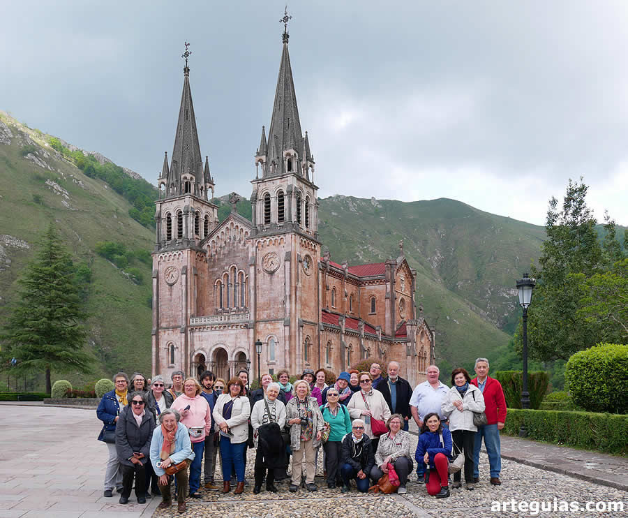 El grupo posando ante la Basílica de Covadonga