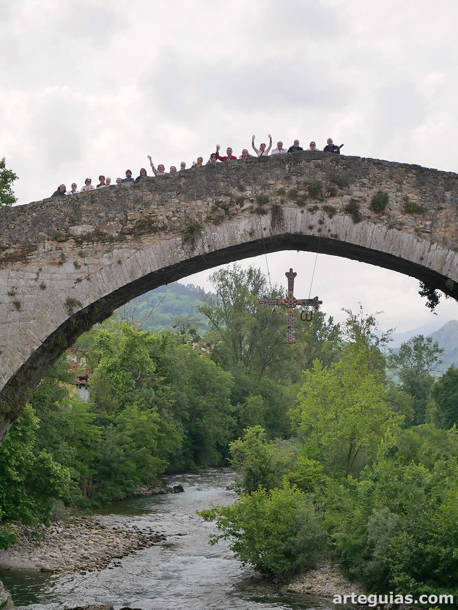 Simpática foto con nuestros amigos viajeros sobre el puente de Cangas de Onís