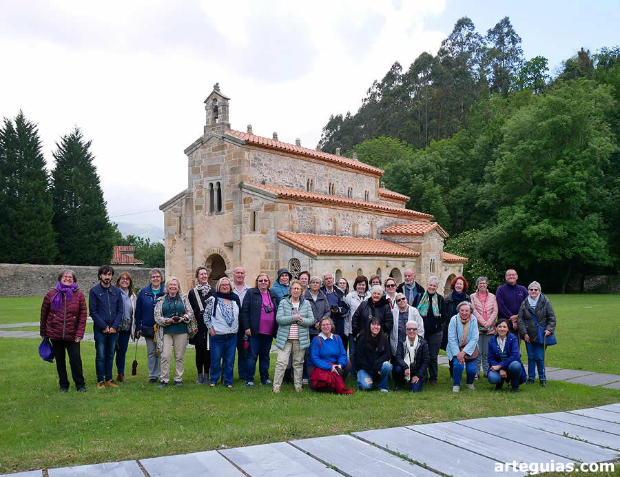 Foto de familia ante el importantísimo templo de San Salvador de Valdedión
