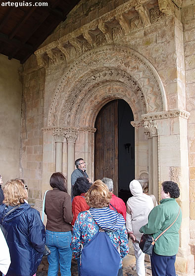 Explicaciones en la puerta románica de la iglesia de Narzana