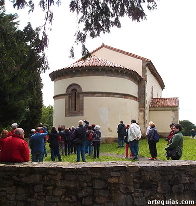 LLegada el viernes por la tarde a la iglesia de Santa María de Narzana