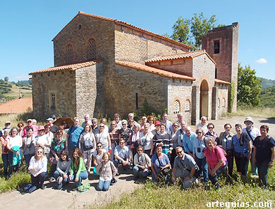 Foto de familia ante la iglesia prerrománica de Santa María de Valdediós