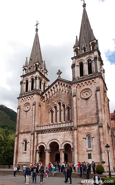 Entramos en la Basílica de Covadonga