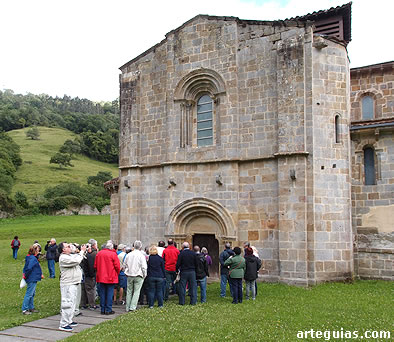 Ante la iglesia cisterciense de Santa María de Valdediós