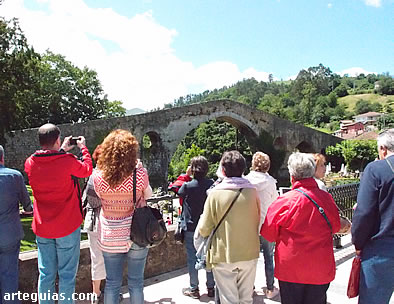 Frente al "Puente ROmano" de Cangas de Onís