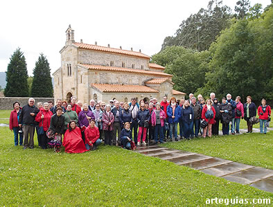 El grupo ante la iglesia prerrománica de San Salvador de Valdediós