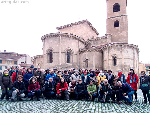 Posando delante de San Millán