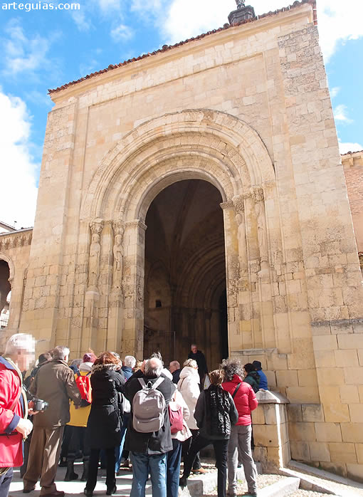 Entrando en la iglesia de San Martín