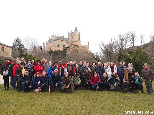 Foto de familia con el famoso y espectacular alcázar al fondo