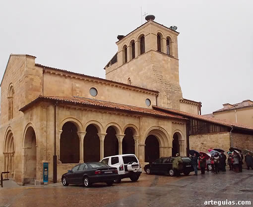 En el paseo por segovia vimos otras iglesias como la de la Sant&iacute;sima Trinidad