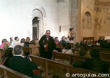 Nuestro grupo de amigos admirando las pinturas románicas de la iglesia de San Justo