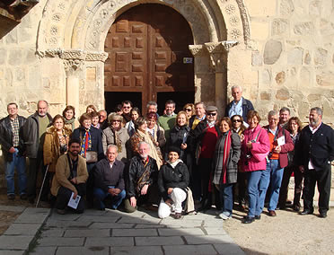 El grupo posando en la puerta de la iglesia de San Justo