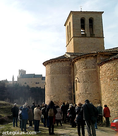 El grupo en la cabecera de la Vera Cruz. Al fondo el alc&aacute;zar