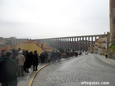 La comitiva descendiendo hasta el Acueducto Romano