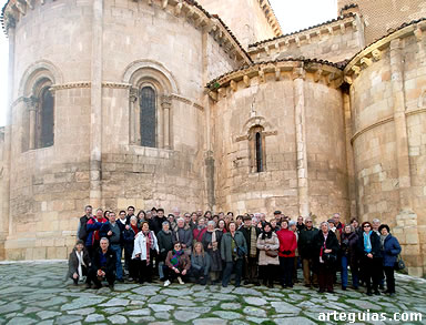 "Foto de Familia" junto a la cabecera de la iglesia de San Mill&aacute;n