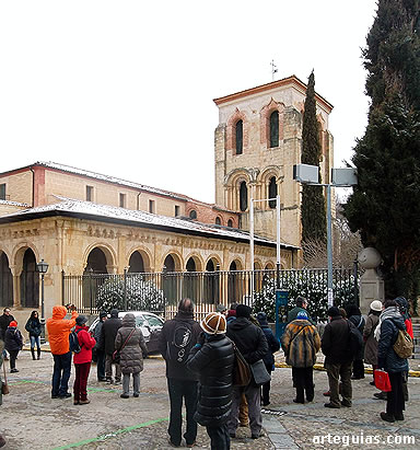 Admirando la estampa exterior de San Juan de los Caballeros