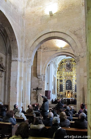 Estuvimos un buen rato analizando la curiosa estructura interior de la iglesia de San Mart&iacute;n