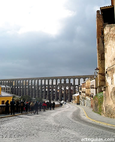 El grupo descendiendo hasta el coraz&oacute;n de la ciudad de Segovia, con el acueducto al fondo