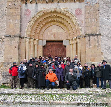 Imagen del grupo posando ante la puerta occidental de La Vera Cruz