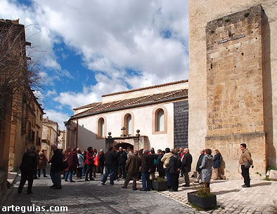 Explicaciones históricas frente a la iglesia de los Santos Justo y Pastor de Sepúlveda
