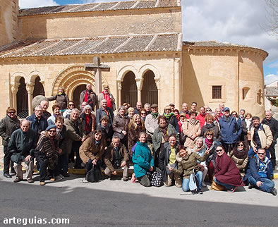 Posando delante de la iglesia románica de San Pedro de Gaíllos