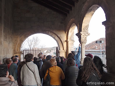 Explicando los capiteles de la galer&iacute;a porticada del Salvado de Sep&uacute;lveda