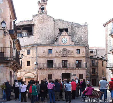 Hablando de la historia de Sep&uacute;lveda en su famosa plaza