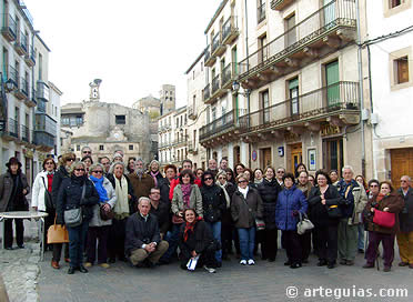 Foto de Familia en la Plaza Mayor de Sepúlveda, con la iglesia del Salvador de testigo