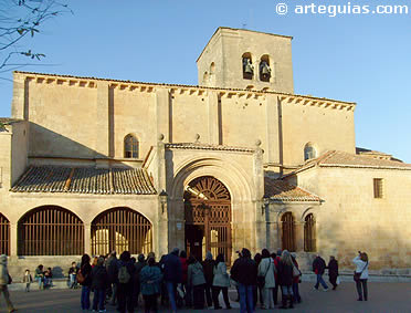 Frente la iglesia de la Virgen de la Peña