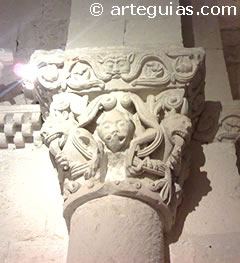 Capitel interior