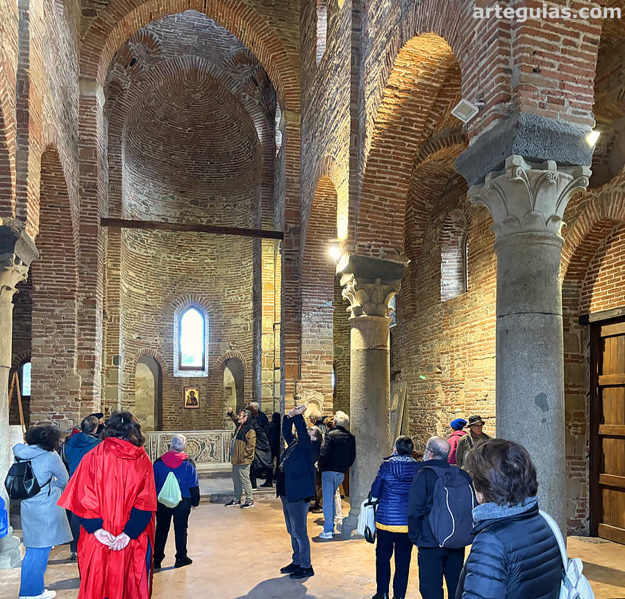 Sábado por la tarde: en el interior de la iglesia monástica bizantina de San Pedro y San Pablo de Agrò.