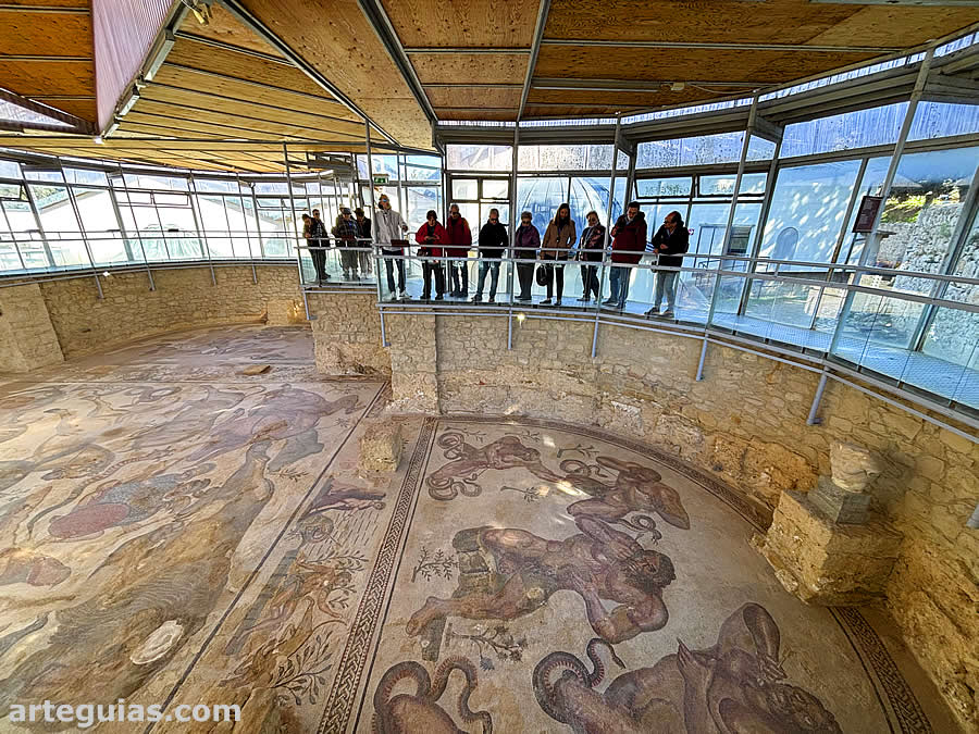 El domingo por la mañana lo dedicamos a una visita extensa por la joya de la Villa del Casale con sus impresionantes mosaicos romanos.