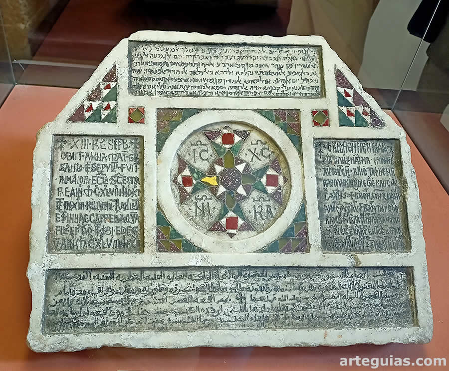 Antes de comer fuimos al Palacio de la Zisa, que expone su famosa "Lápida Cuadrilingüe".