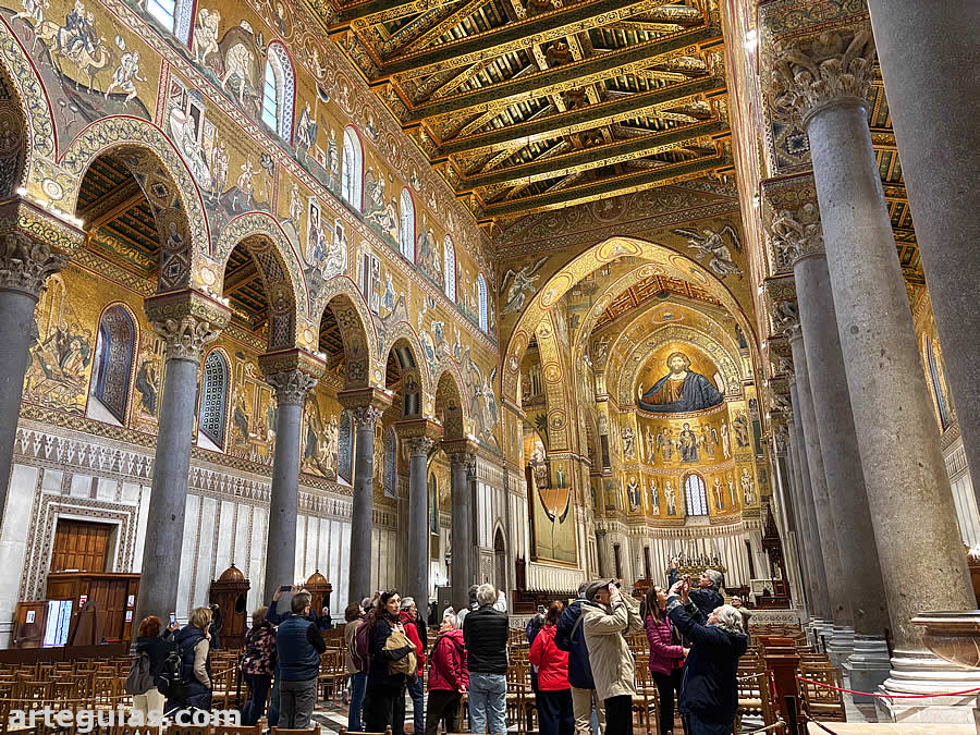 Jueves por la mañana: en la grandiosa catedral de Monreale, una de las joyas del arte occidental de todos los tiempos.