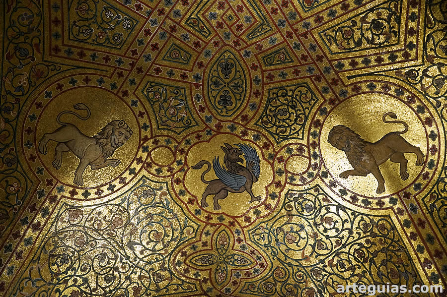 Una de las salas más espectaculares es la Habitación del rey Roger con sus mosaicos de temática no religiosa.