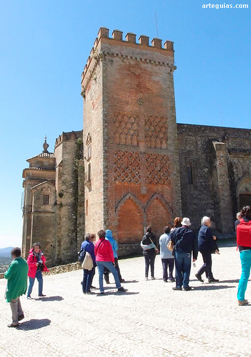 Visitando la torre mudéjar de la iglesia prioral