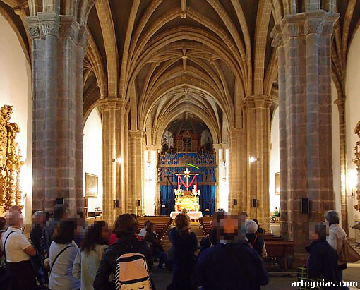En el interior de la iglesia prioral