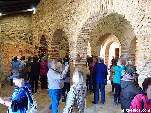 Disfrutando de uno de los lugares de lujo del viaje: la antigua mezquita de Almonaster