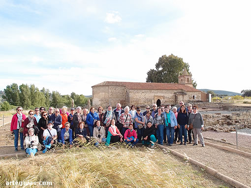 Foto de grupo ante las ruinas de la ciudad romana de Arucci-Turóbriga