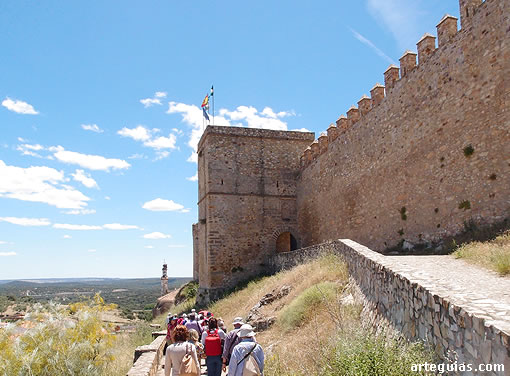 Regreso tras pasear por el interior y exterior del castillo de Santa Olalla del Cala
