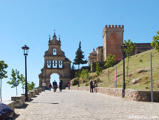 Subida a la iglesia y el castillo de Aracena