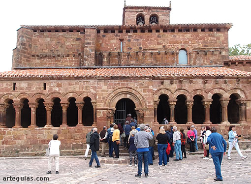 Ma&ntilde;ana del s&aacute;bado: llegada a la iglesia rom&aacute;nica burgalesa de Pineda de la Sierra