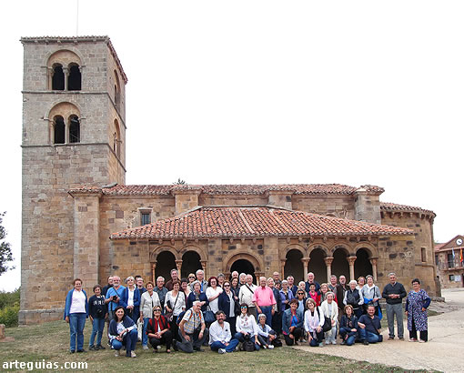 Foto de grupo ante la iglesia rom&aacute;nica de Jaramillo de la Fuente (Burgos)