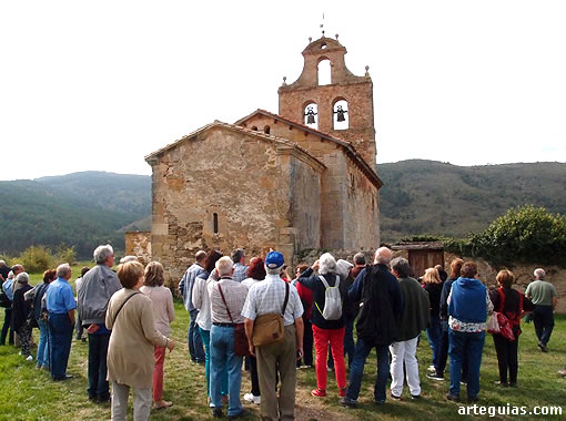 Ante la sorprendente iglesia prerrom&aacute;nica de San Vicente del Valle