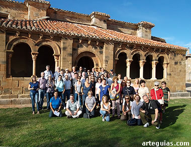 Foto del grupo ante la galería porticada de Jaramillo de la Fuente